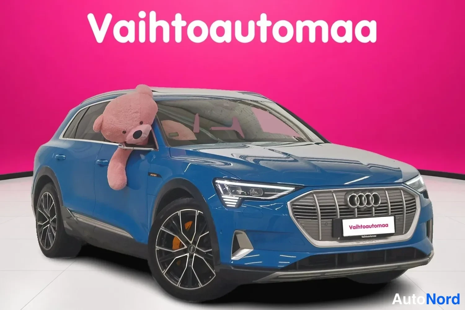 Blue Audi e-tron 55 2019, front three-quarter, nose to the right, photo 2