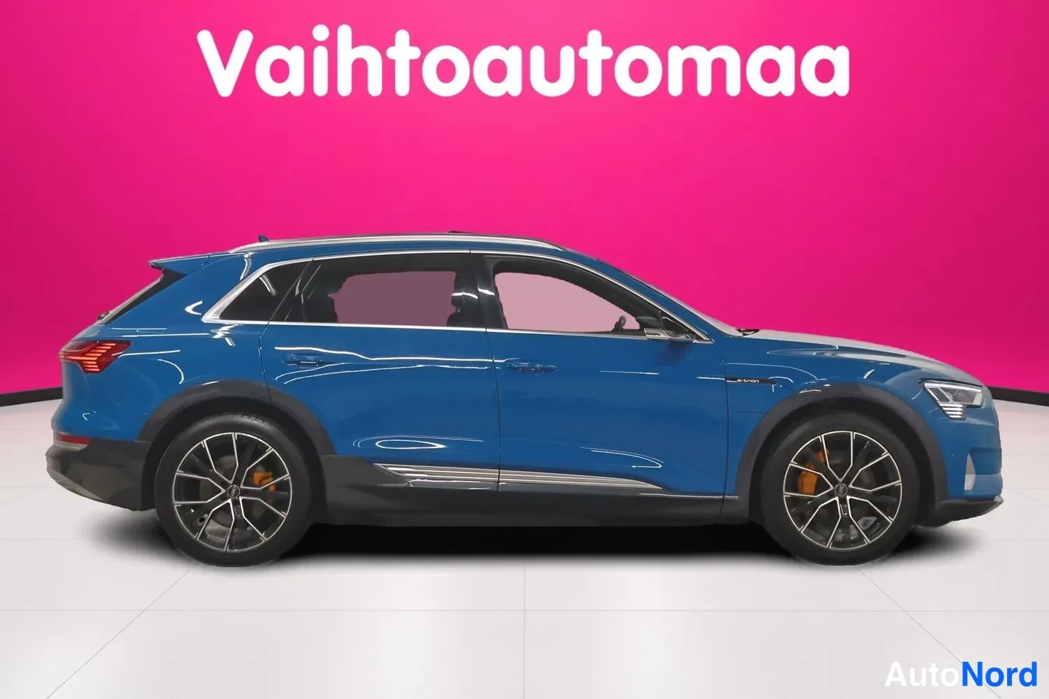 Blue Audi e-tron 55 2019, front three-quarter, nose to the right, photo 3