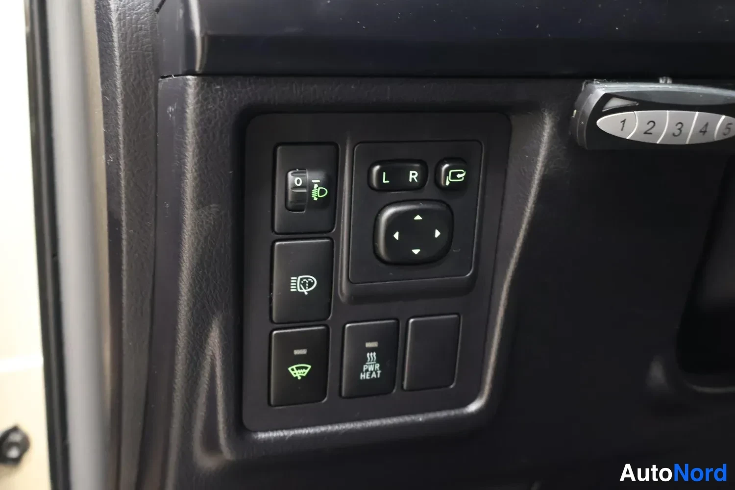 Beige Toyota Land Cruiser 2012, photo 9