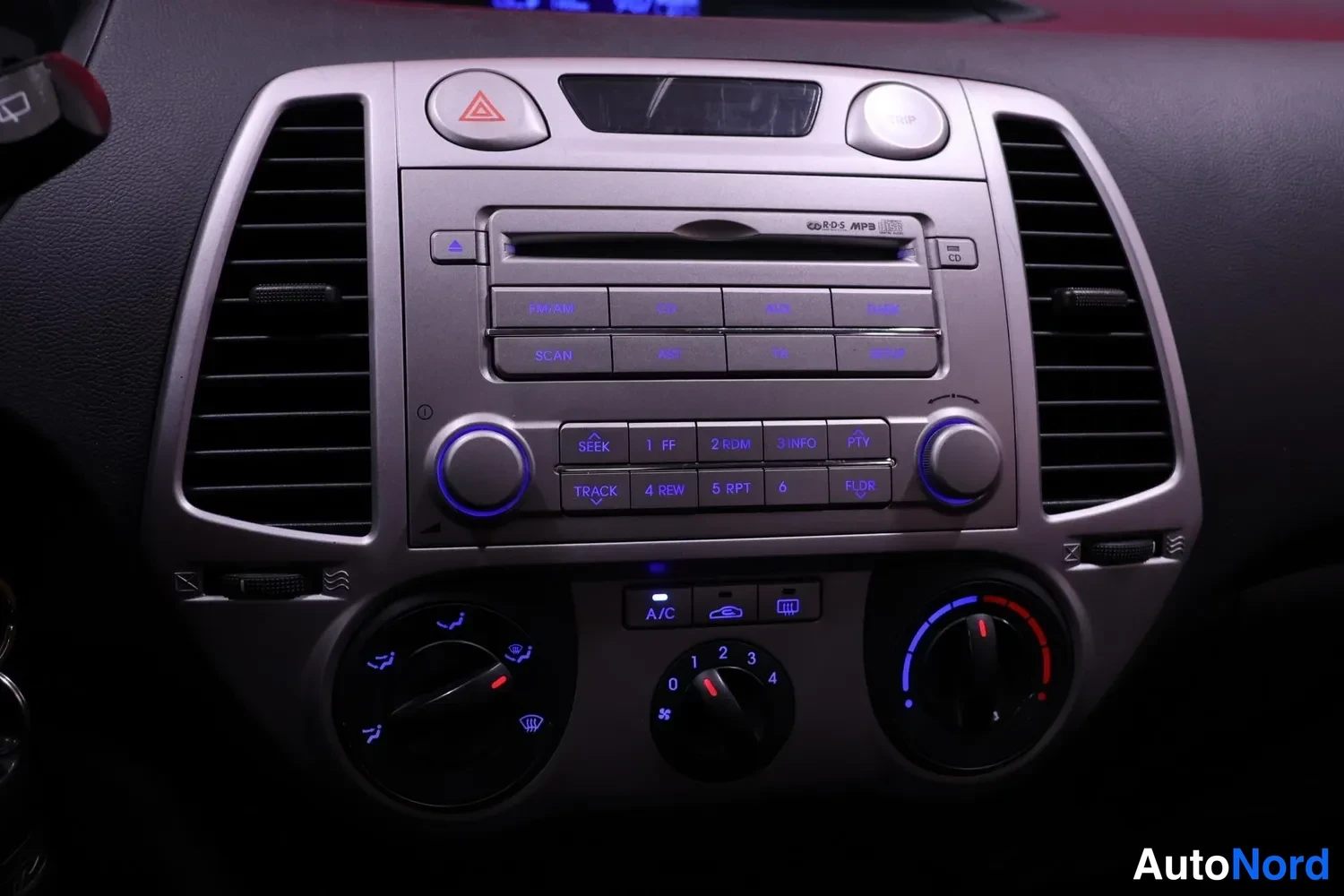 Silver Hyundai i20 2012, photo 12