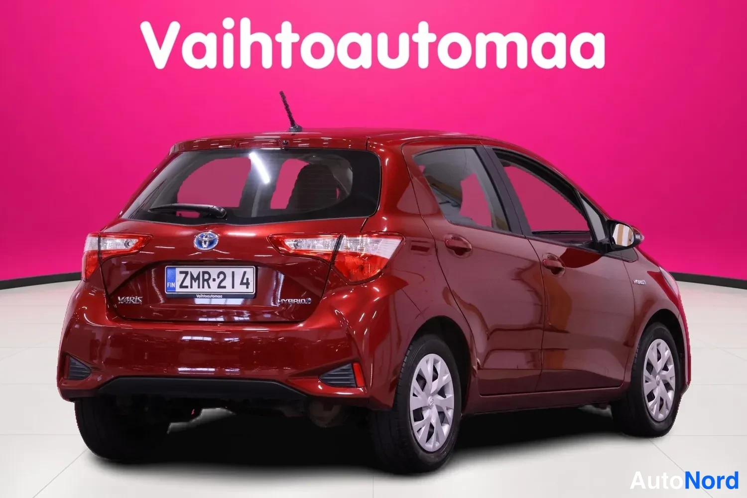Punainen Toyota Yaris 2019, takaviisto, kuva 3