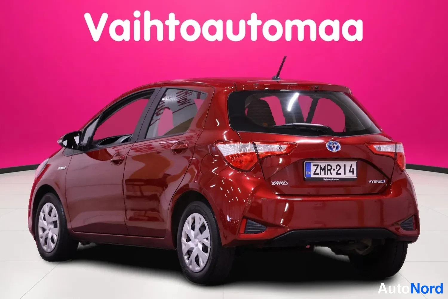 Punainen Toyota Yaris 2019, takaviisto, kuva 4