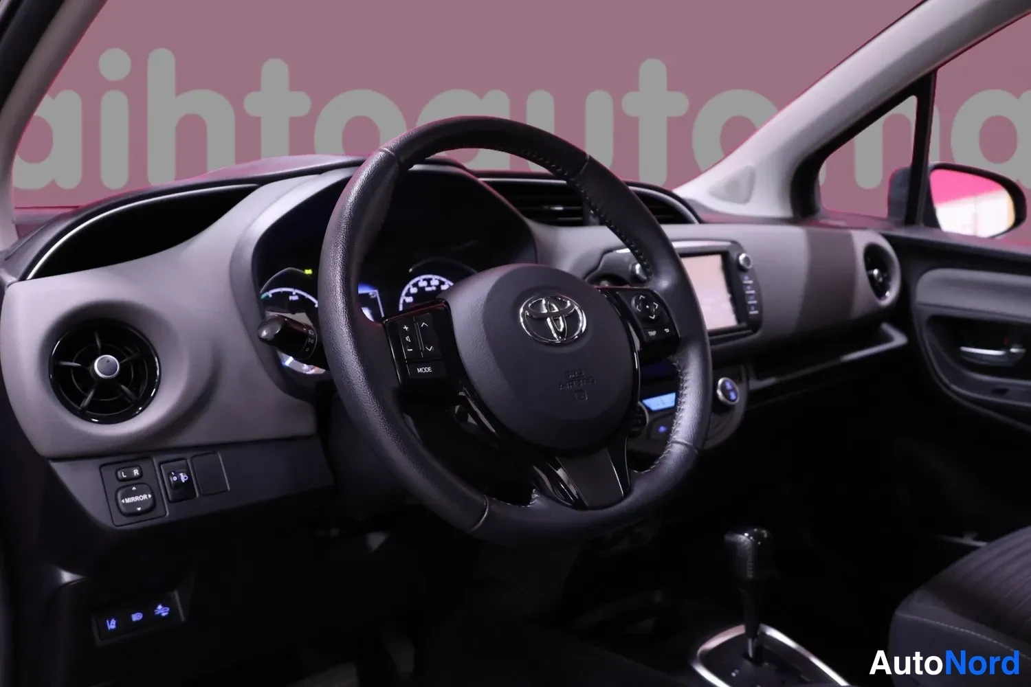 Punainen Toyota Yaris 2019, kuva 6