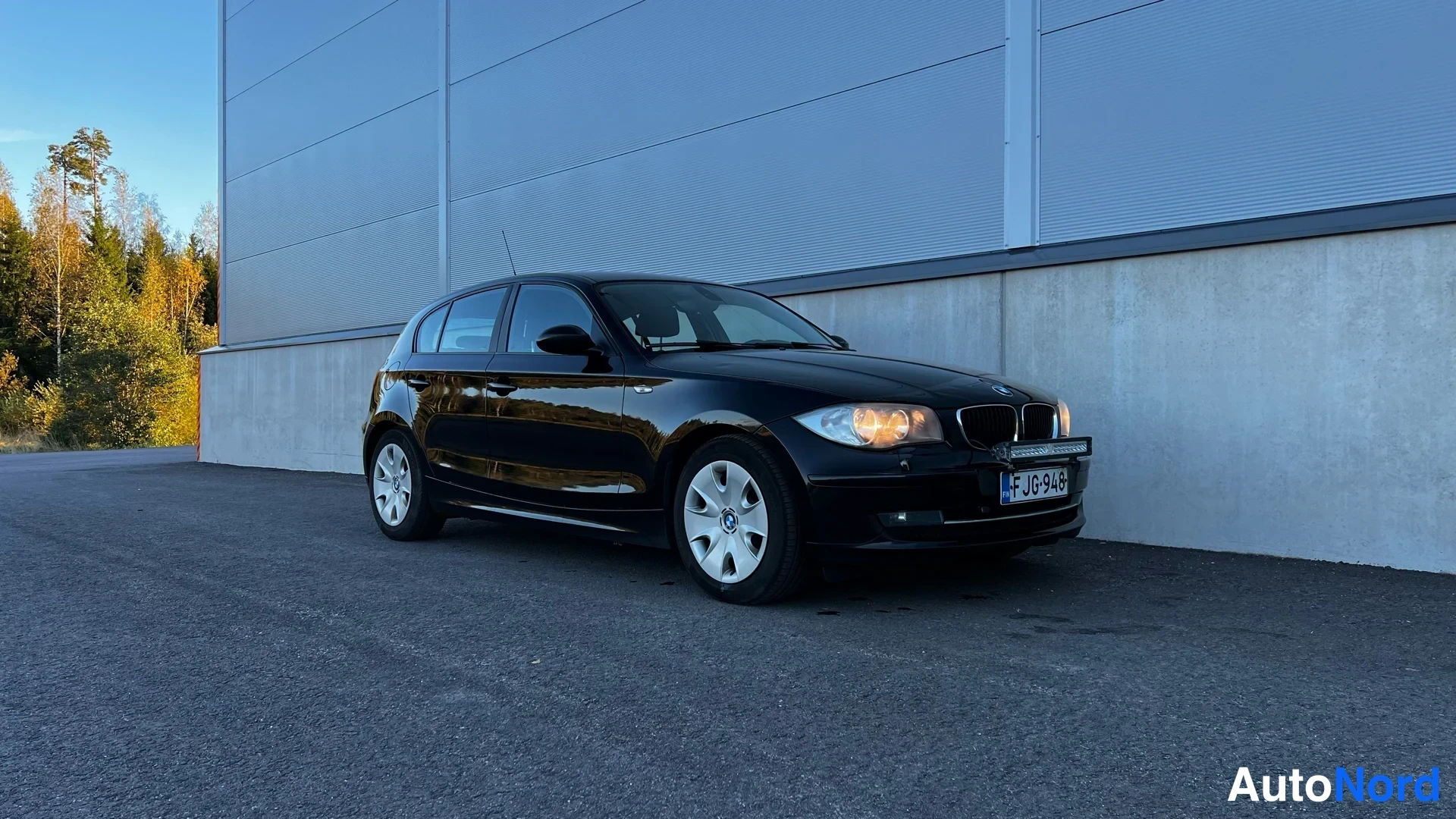Black BMW 116i 2009, front three-quarter, nose to the right, photo 5