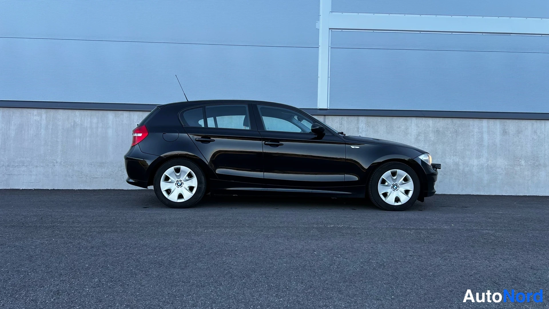 Black BMW 116i 2009, side, photo 9