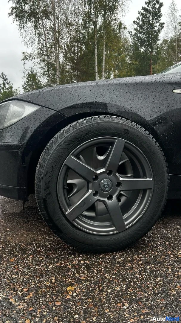 Black BMW 116i 2009, front three-quarter, nose to the left, photo 4