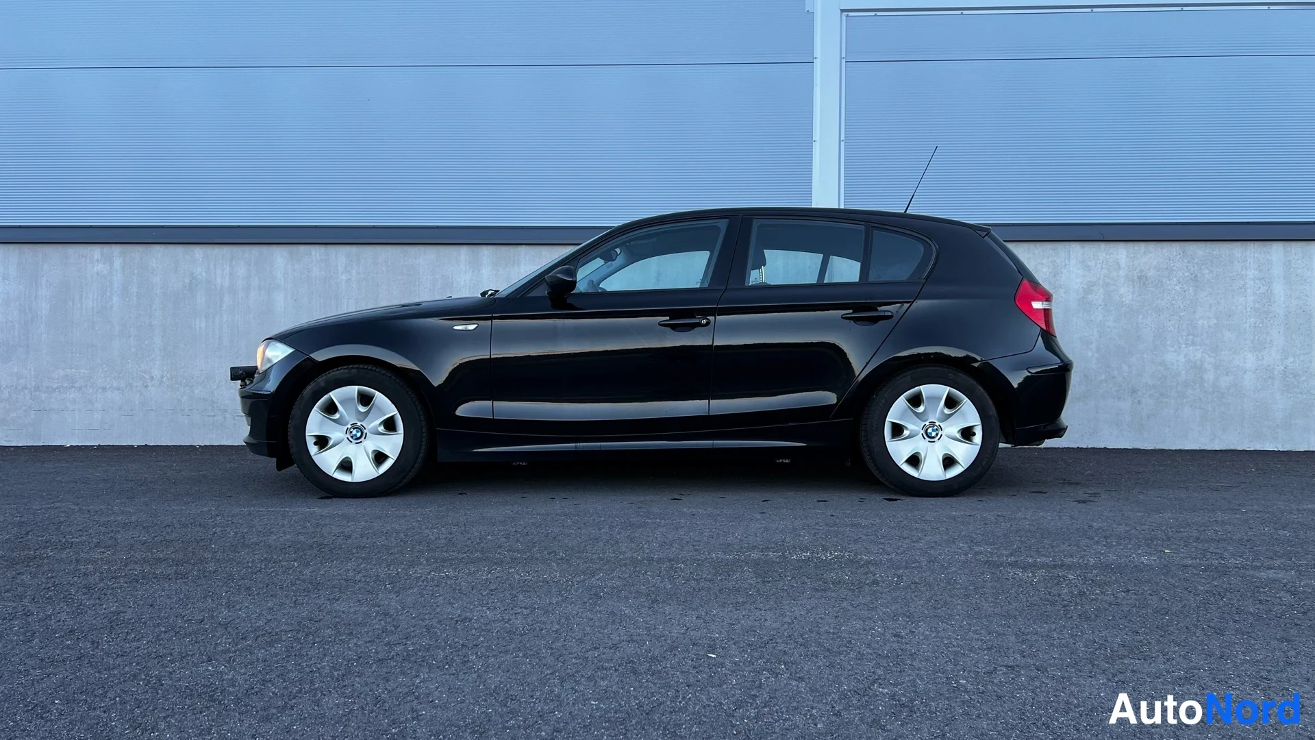 Black BMW 116i 2009, side, photo 10