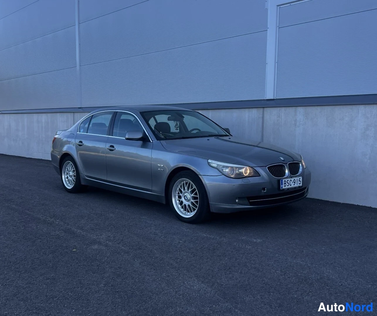 Grey BMW 530d xDrive 2008, front three-quarter, nose to the right, photo 3