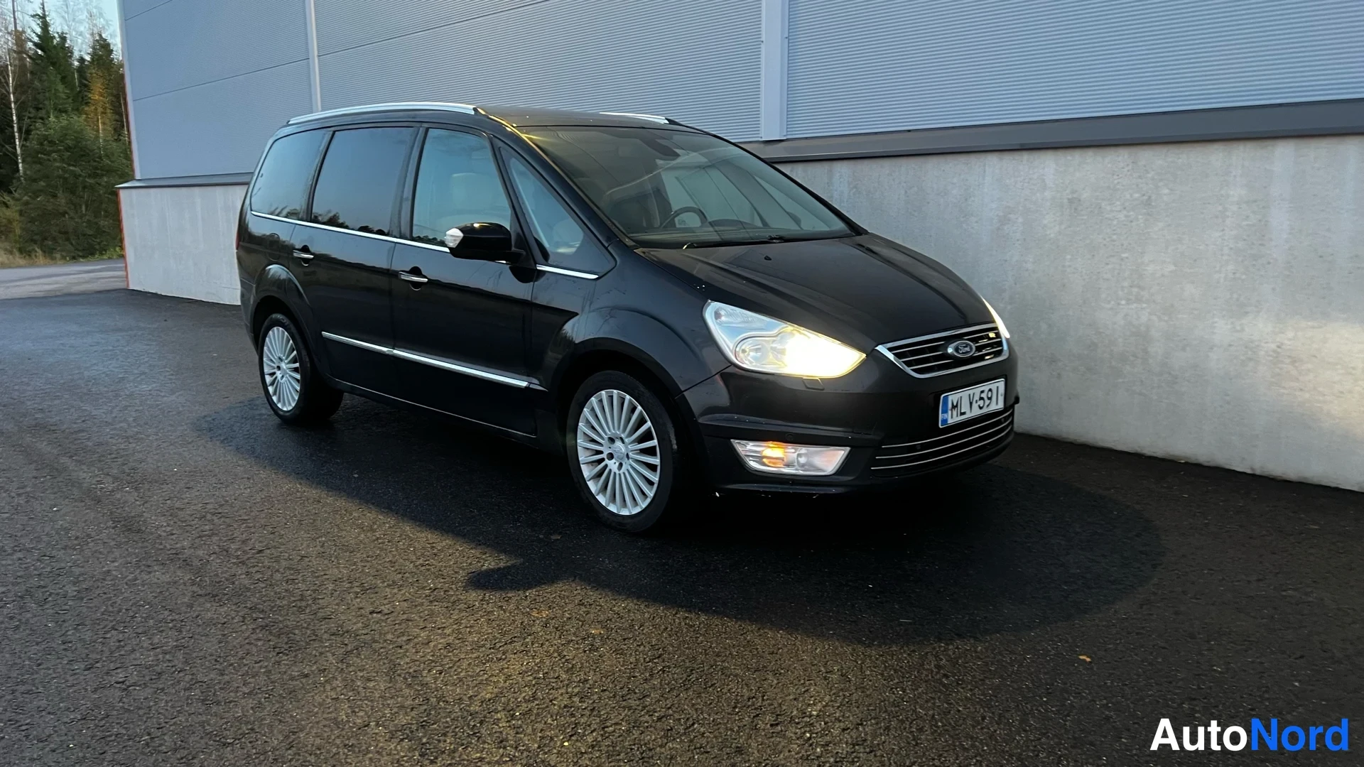 Black Ford Galaxy 2014, front three-quarter, nose to the right, photo 2