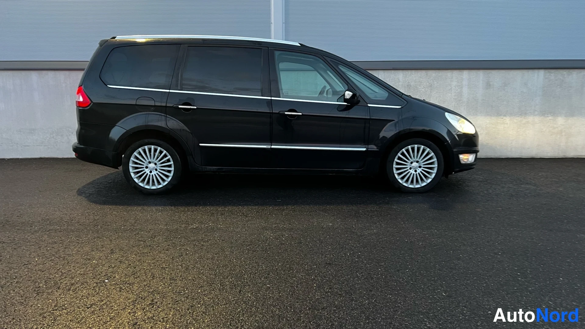Black Ford Galaxy 2014, front three-quarter, nose to the right, photo 3