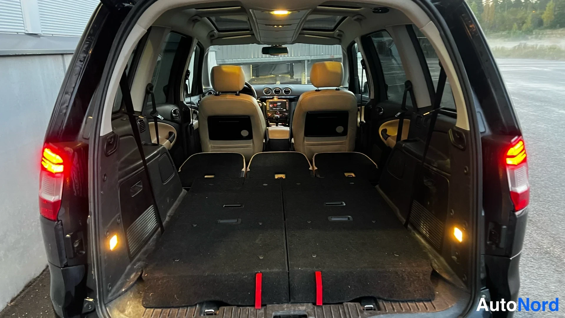 Black Ford Galaxy 2014, photo 19