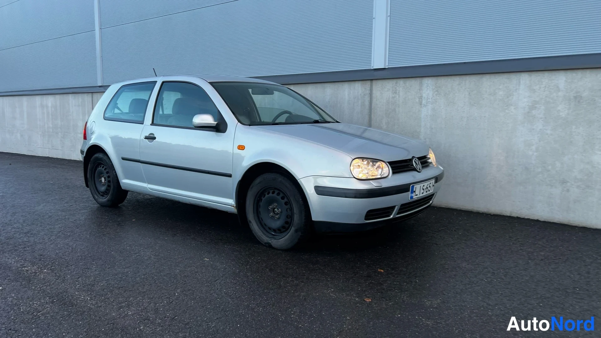 Silver Volkswagen Golf 1999, front three-quarter, nose to the right, photo 3