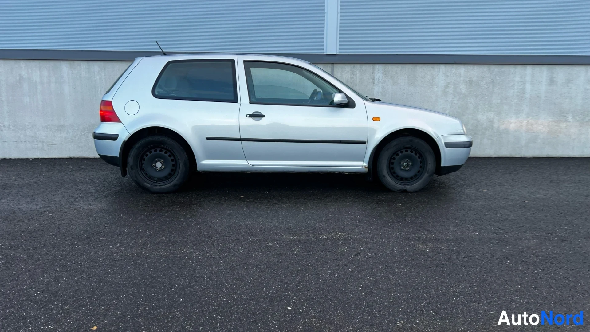 Silver Volkswagen Golf 1999, front three-quarter, nose to the right, photo 4