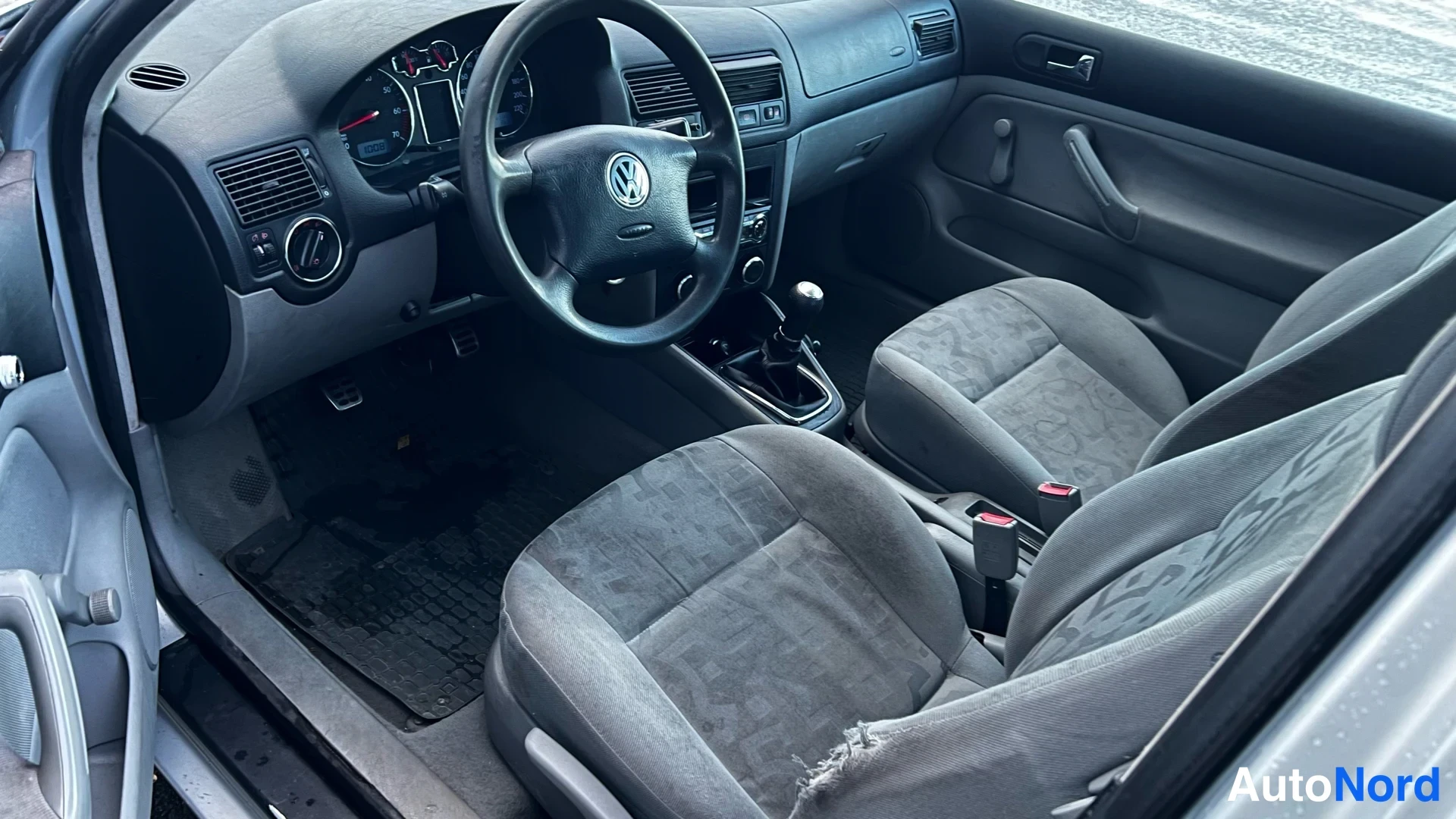 Silver Volkswagen Golf 1999, photo 15