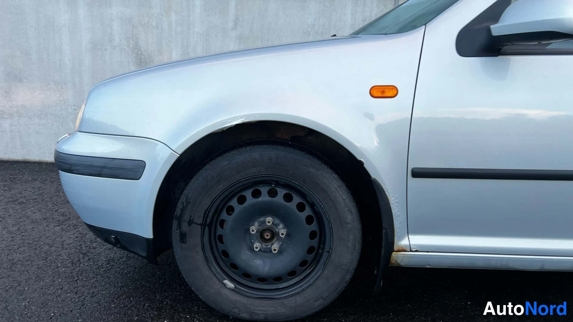 Silver Volkswagen Golf 1999, front three-quarter, nose to the left, photo 2