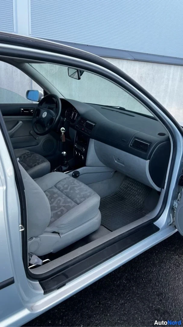 Silver Volkswagen Golf 1999, photo 13