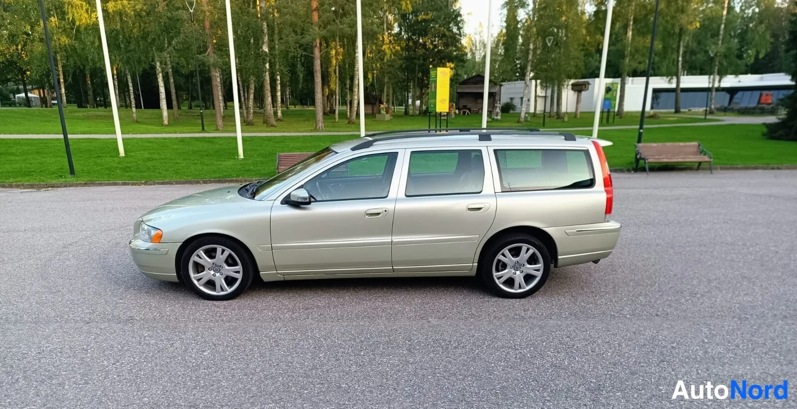 Vihreä Volvo V70 2007, takaviisto, kuva 2