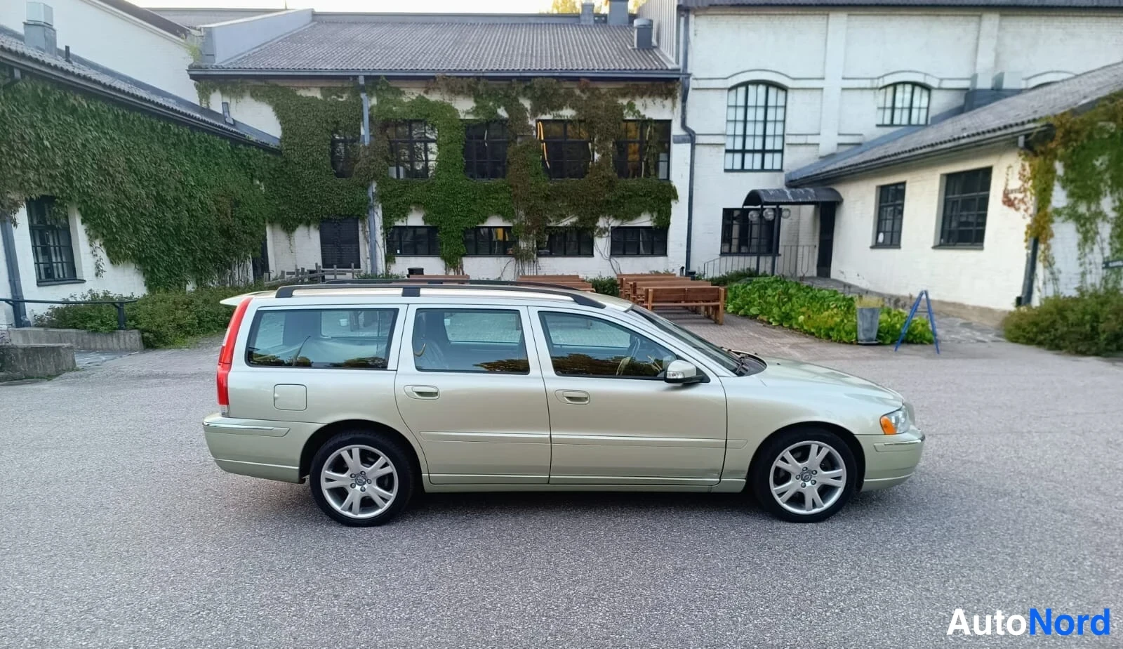 Vihreä Volvo V70 2007, takaviisto, kuva 3