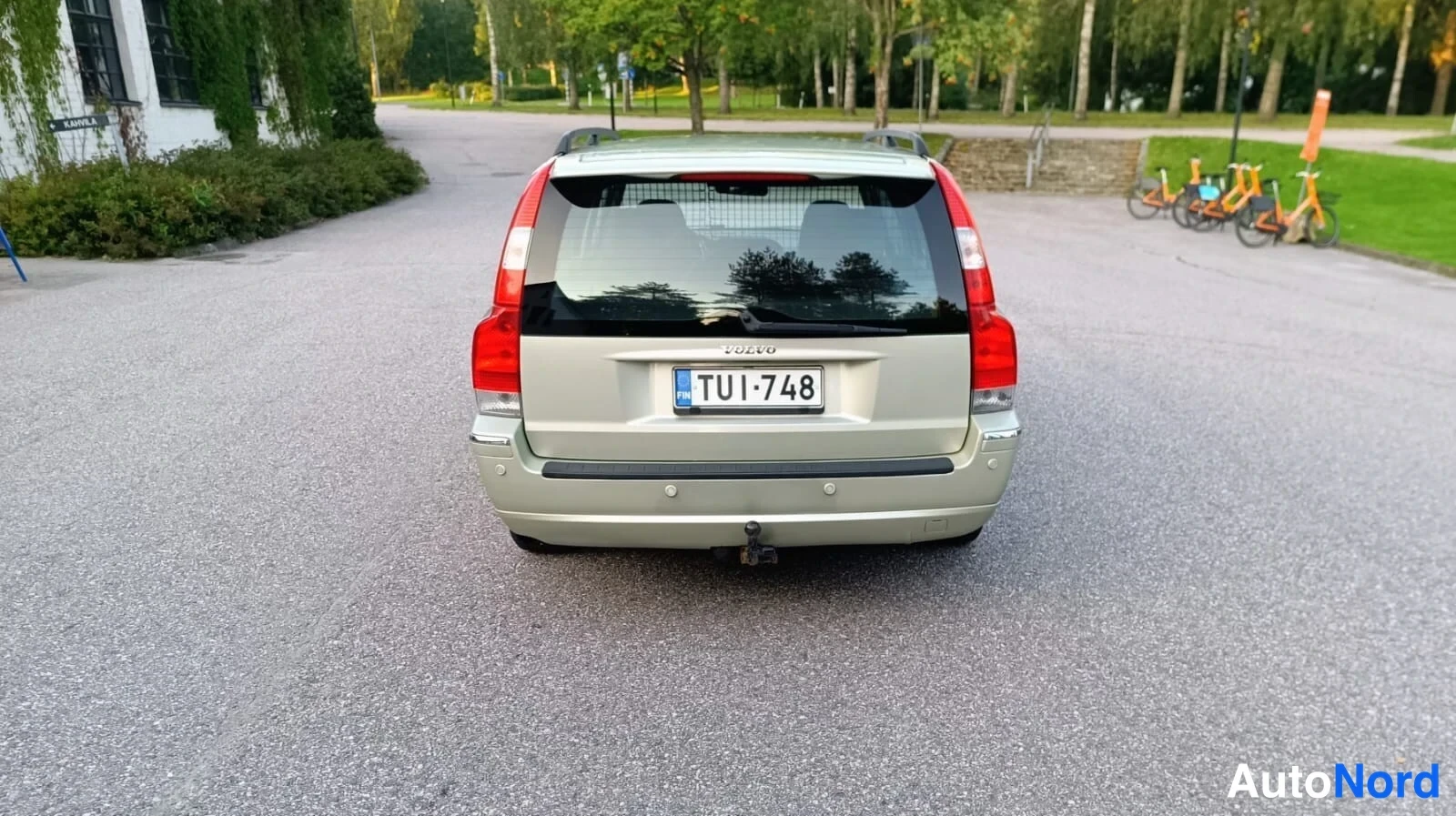 Vihreä Volvo V70 2007, takaa, kuva 4