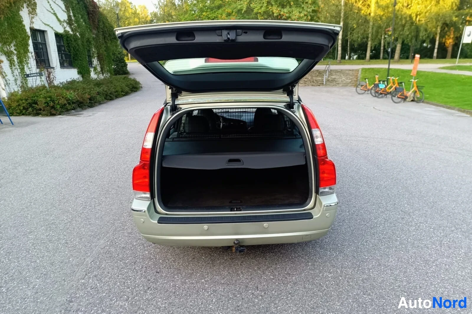 Vihreä Volvo V70 2007, takaa, kuva 5