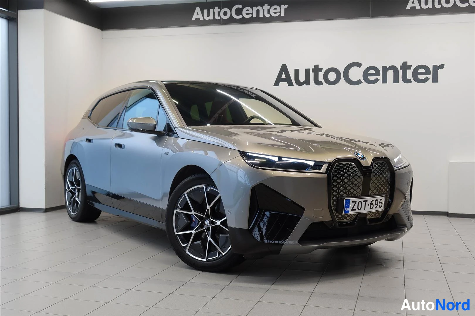 Harmaa BMW iX 2023, etuviisto, keula oikealle, kuva 2