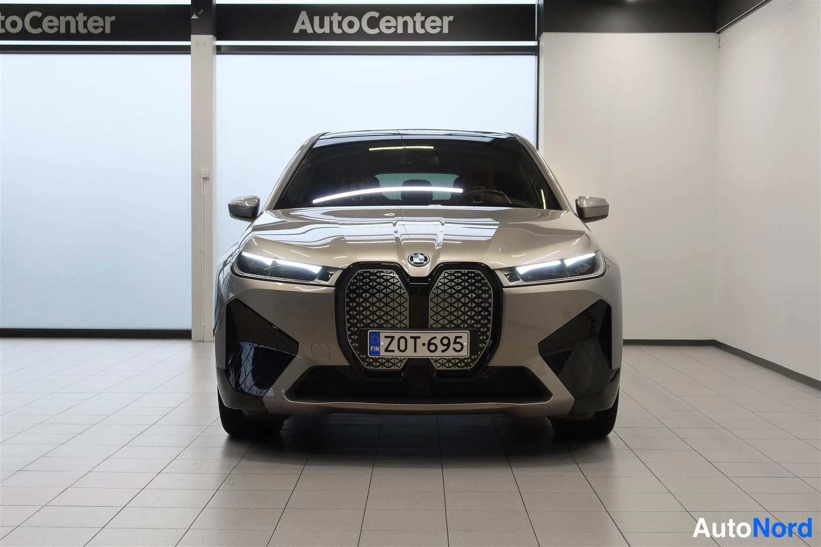 Harmaa BMW iX 2023, edestä, kuva 4