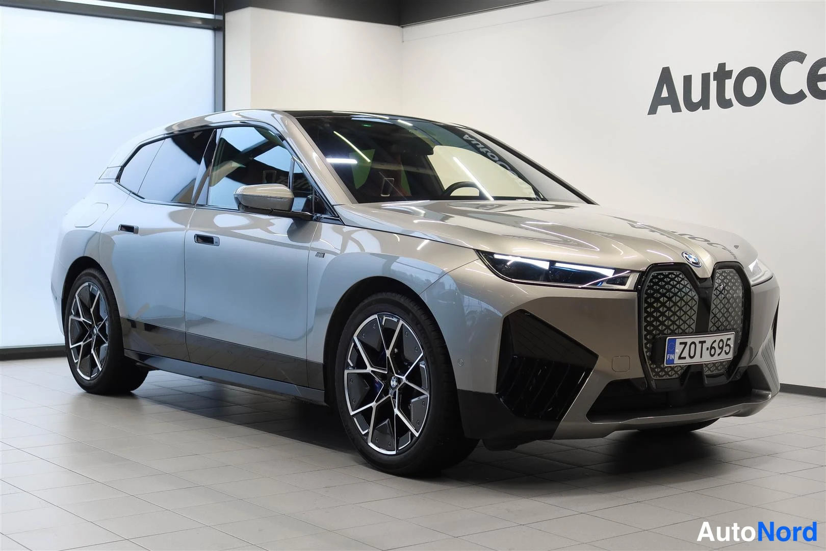 Harmaa BMW iX 2023, etuviisto, keula oikealle, kuva 3