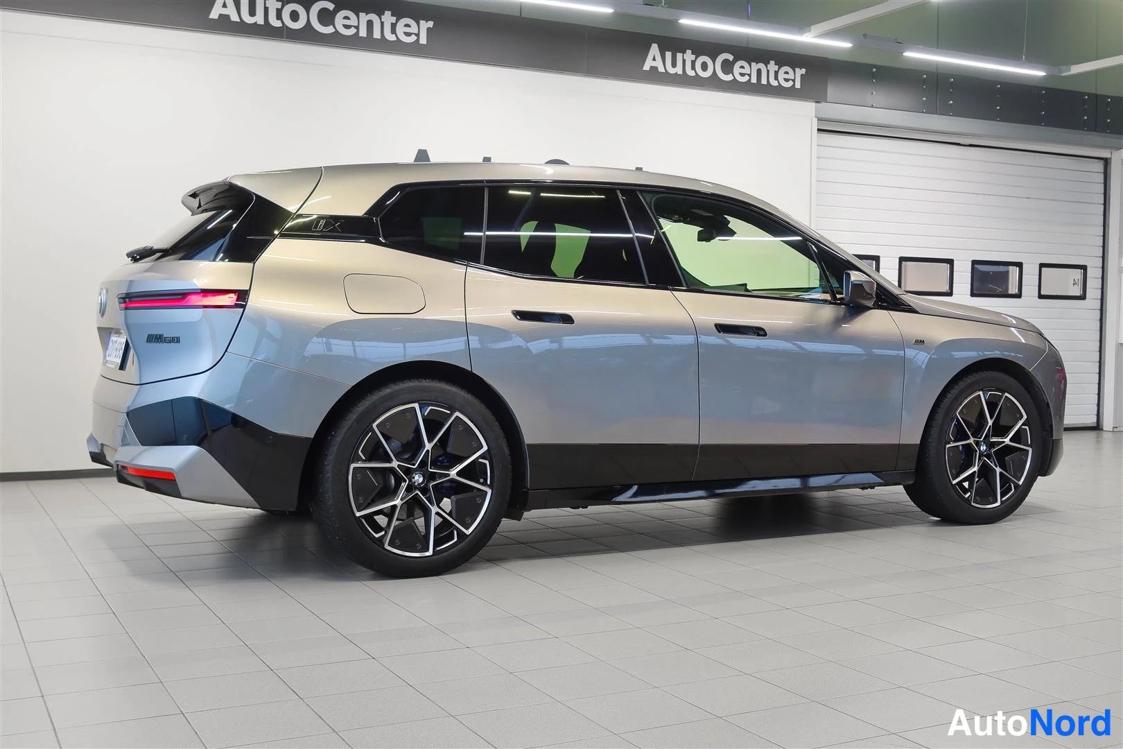 Harmaa BMW iX 2023, takaviisto, kuva 7