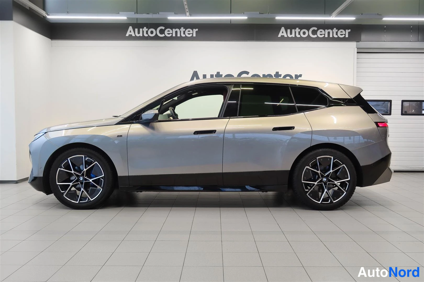Harmaa BMW iX 2023, sivulta, kuva 5
