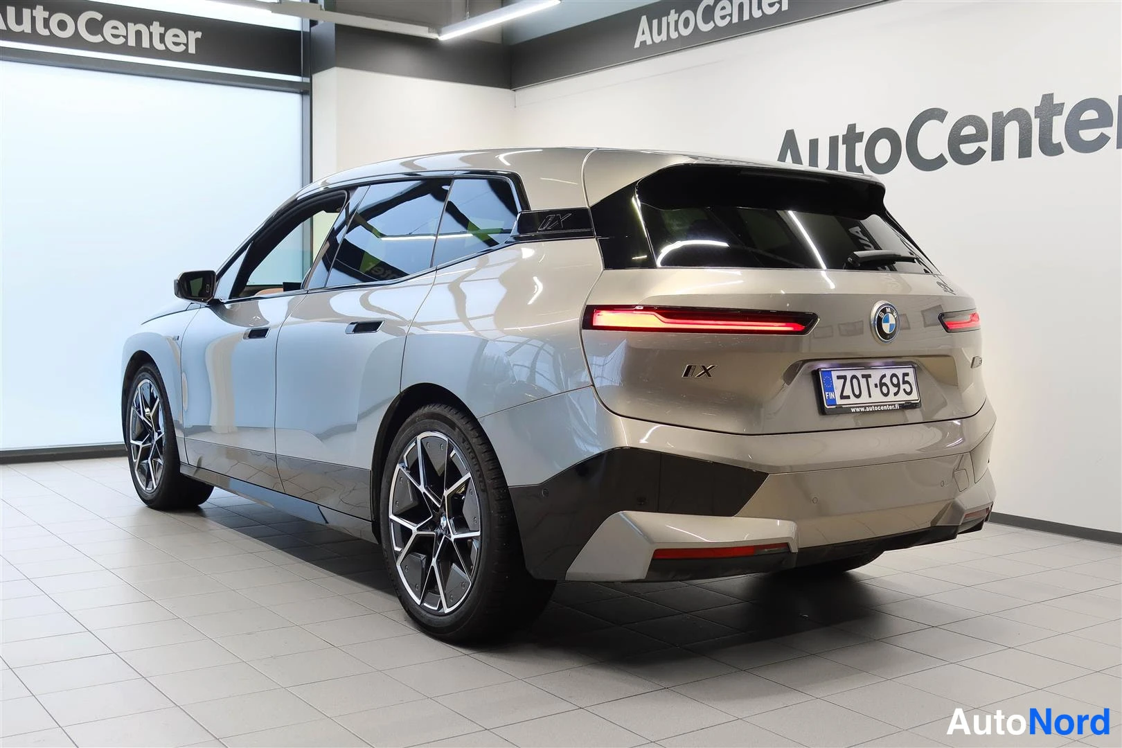 Harmaa BMW iX 2023, takaviisto, kuva 8
