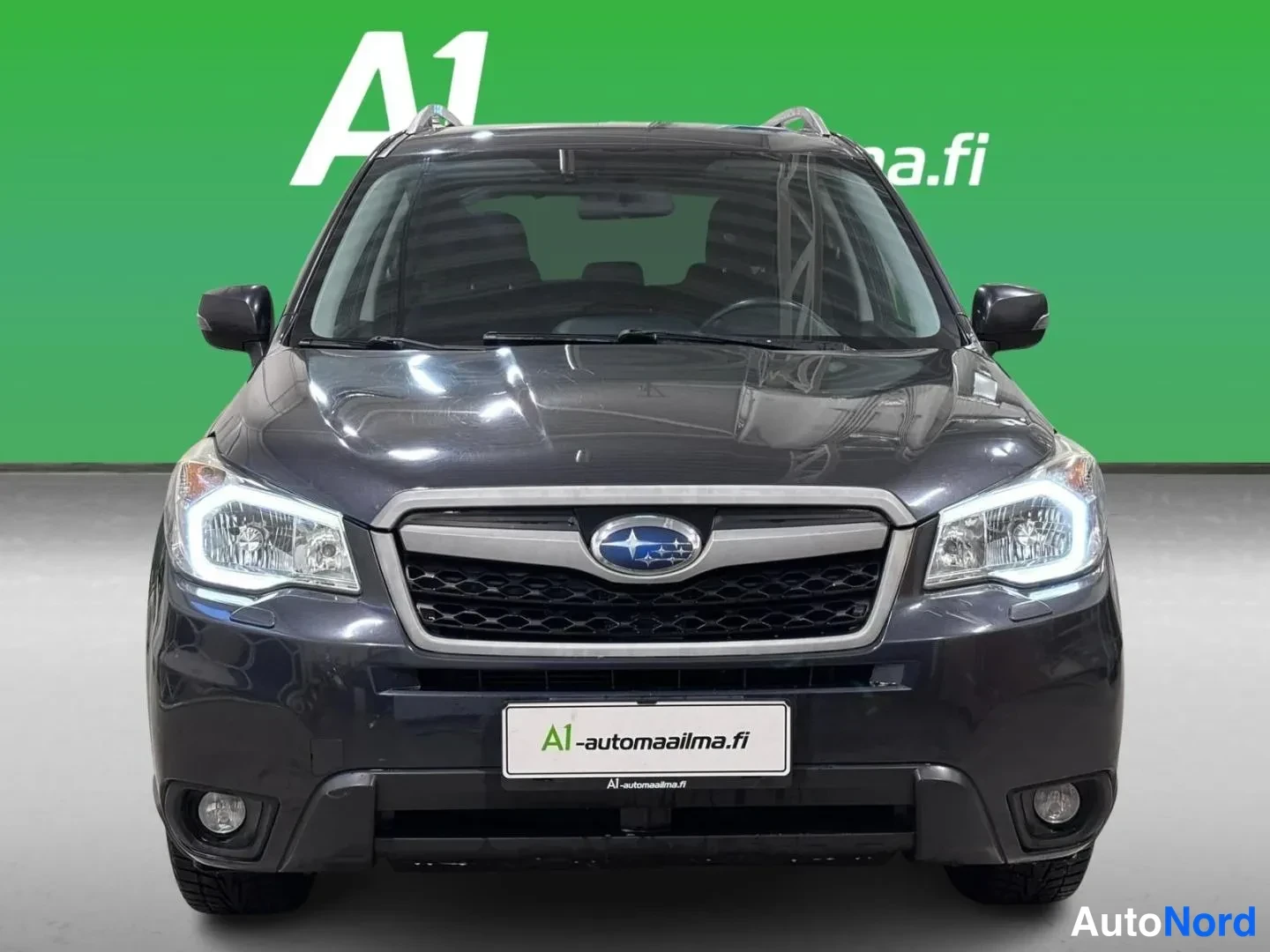 Sininen Subaru Forester 2013, edestä, kuva 3