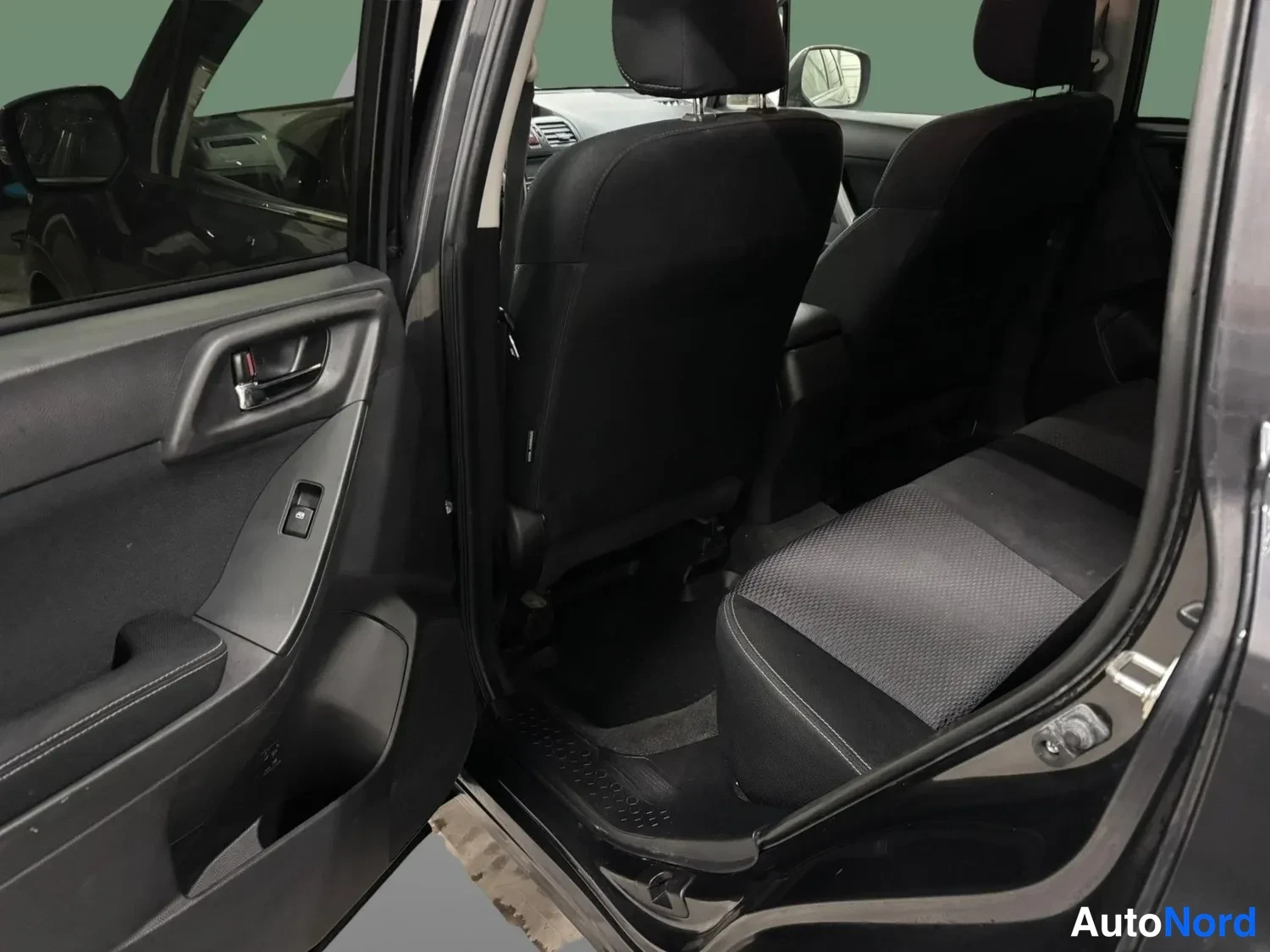 Sininen Subaru Forester 2013, kuva 9