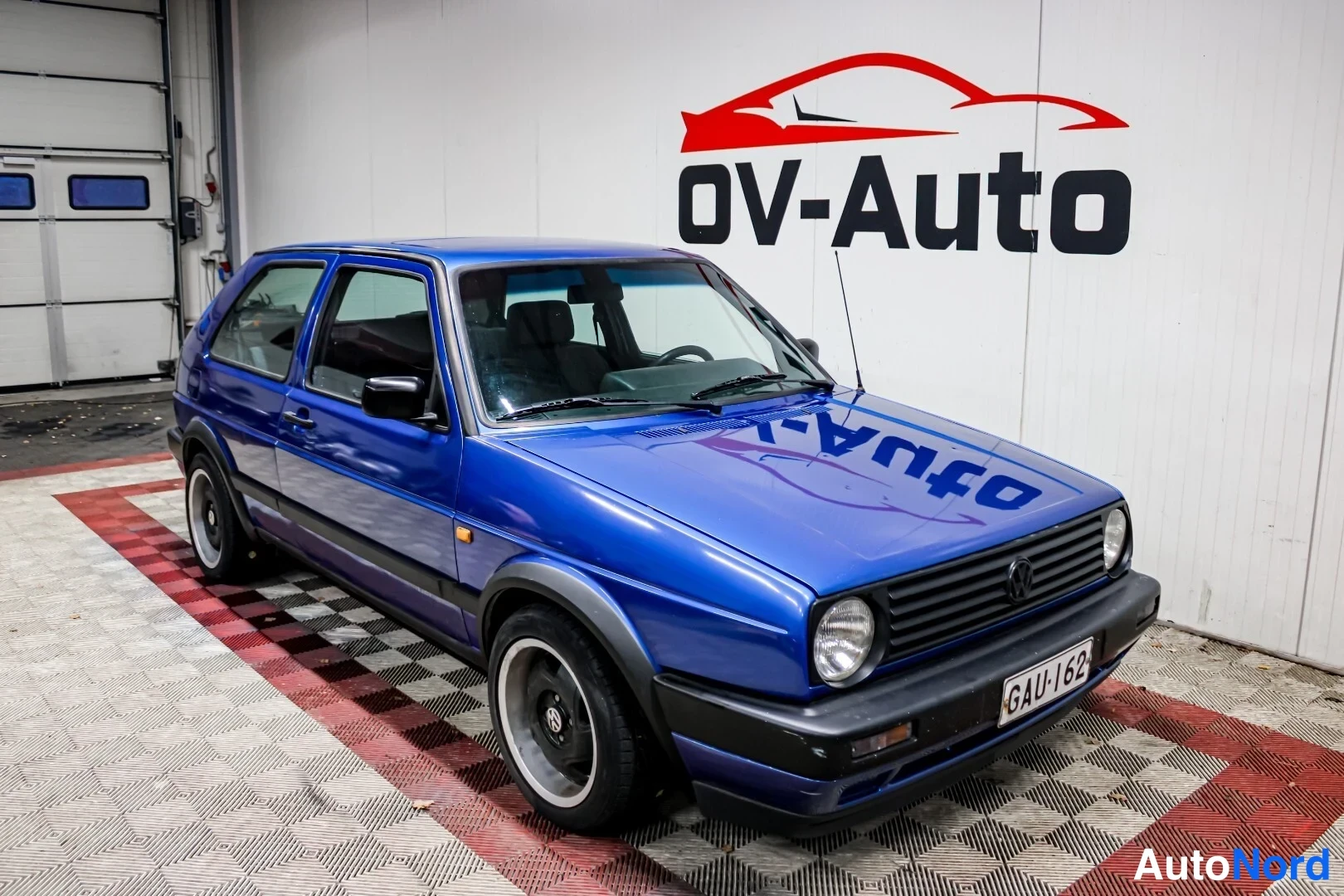 Sininen Volkswagen Golf 1991, etuviisto, keula oikealle, kuva 2