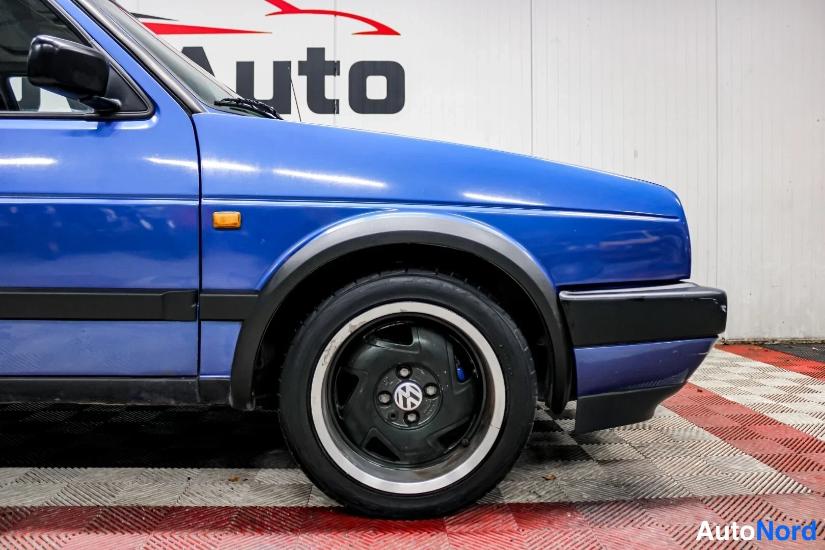 Sininen Volkswagen Golf 1991, etuviisto, keula oikealle, kuva 5