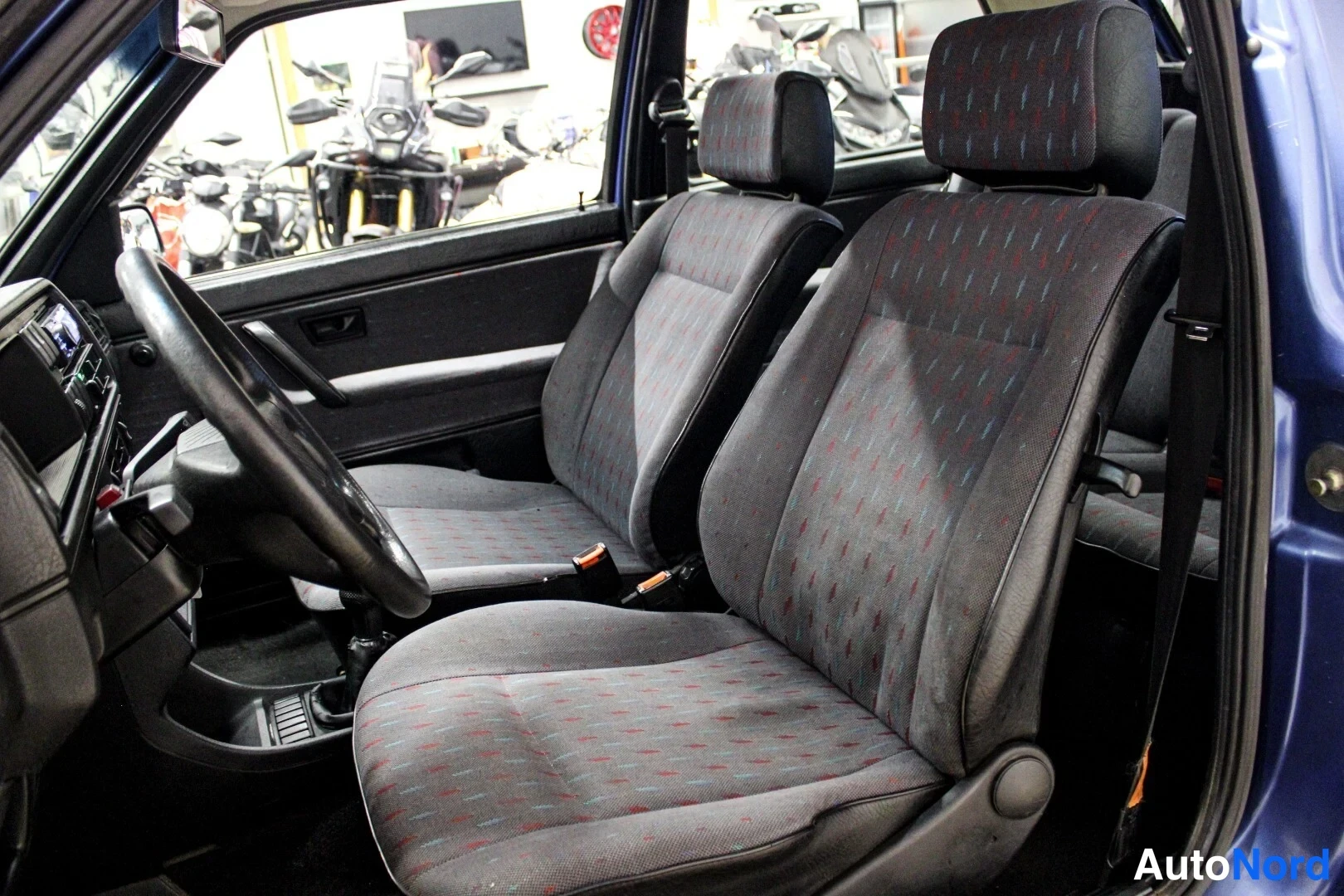 Sininen Volkswagen Golf 1991, etuistuimet, kuva 15