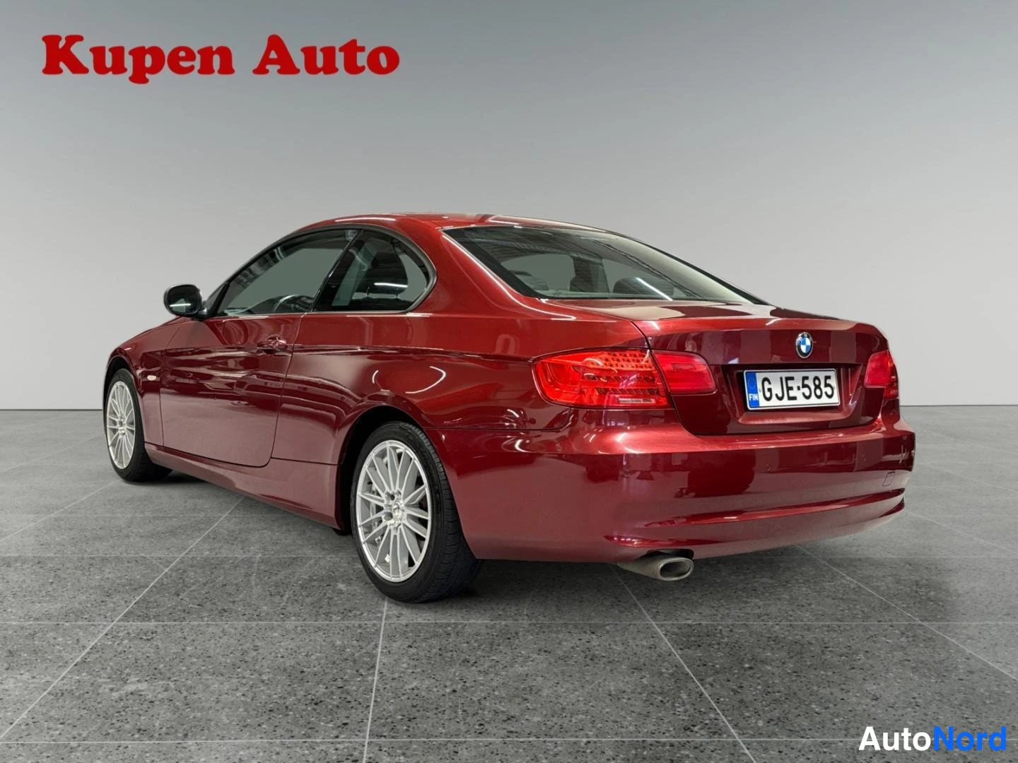 Punainen BMW 320d 2011, takaviisto, kuva 3