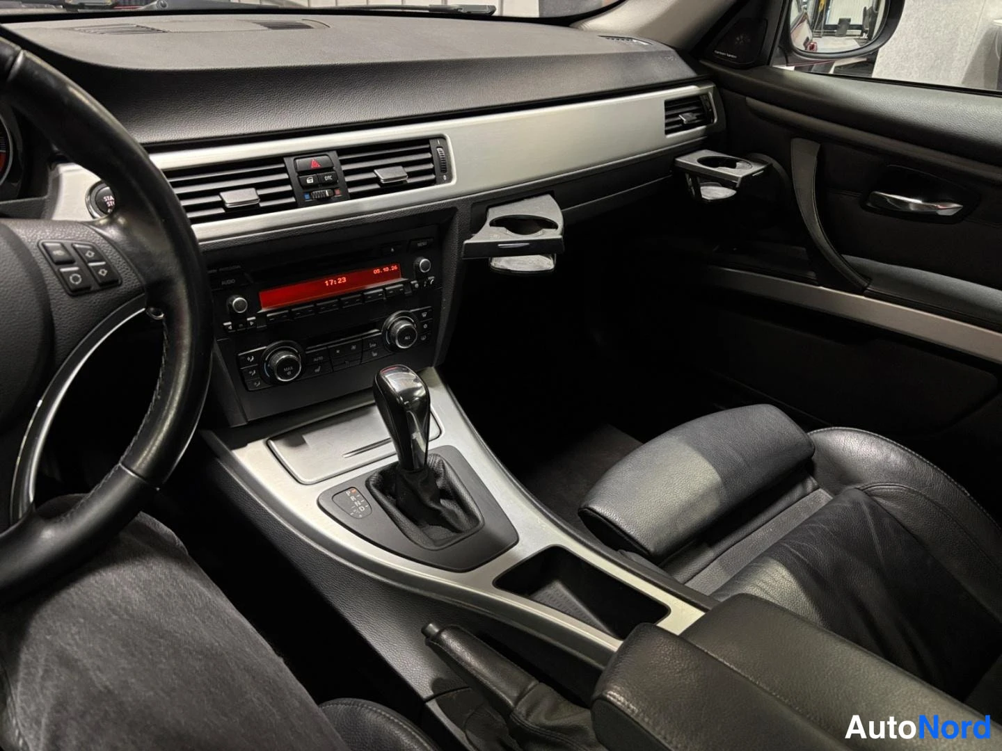 Punainen BMW 320d 2011, kuva 11