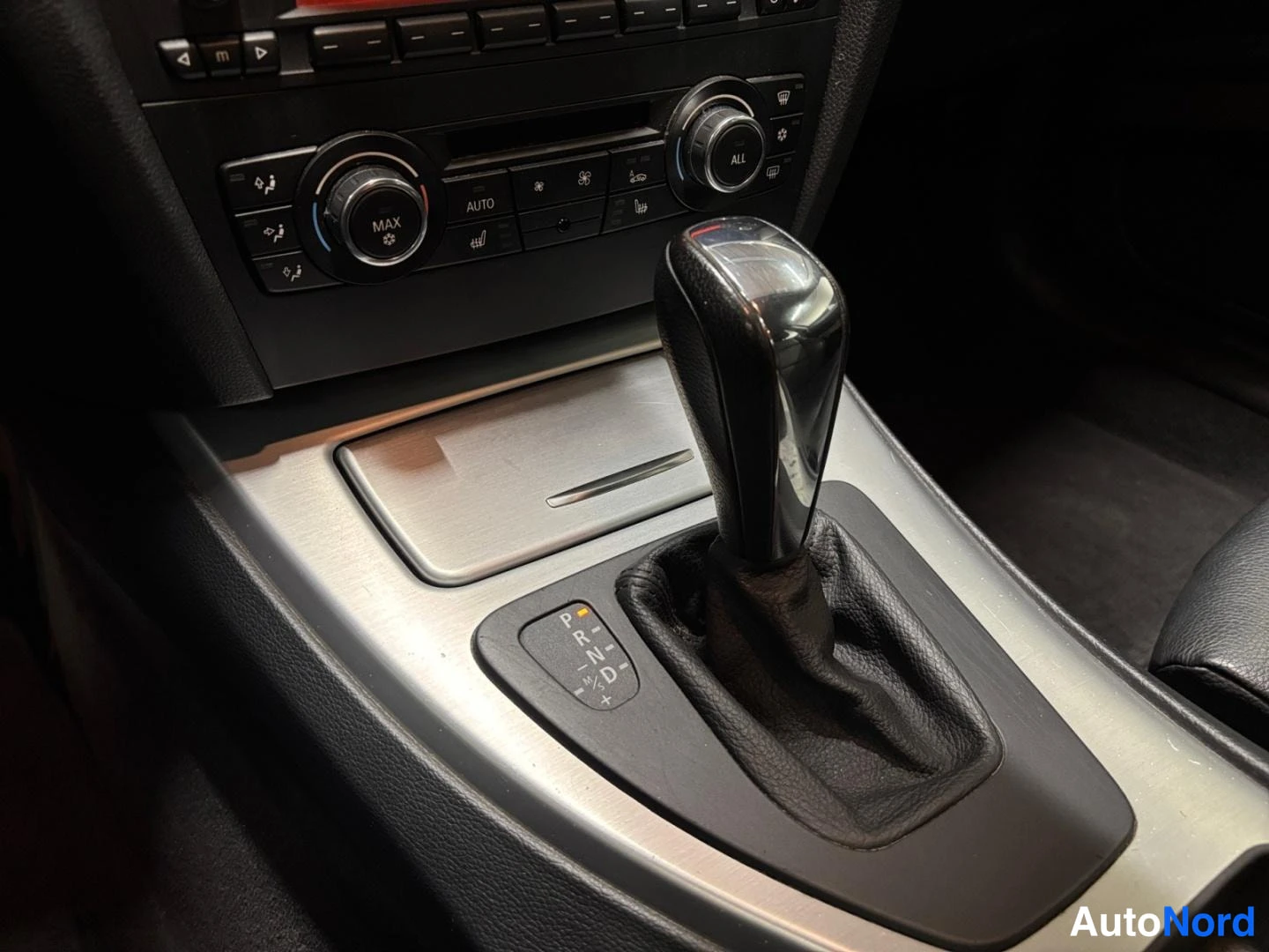 Punainen BMW 320d 2011, kuva 13