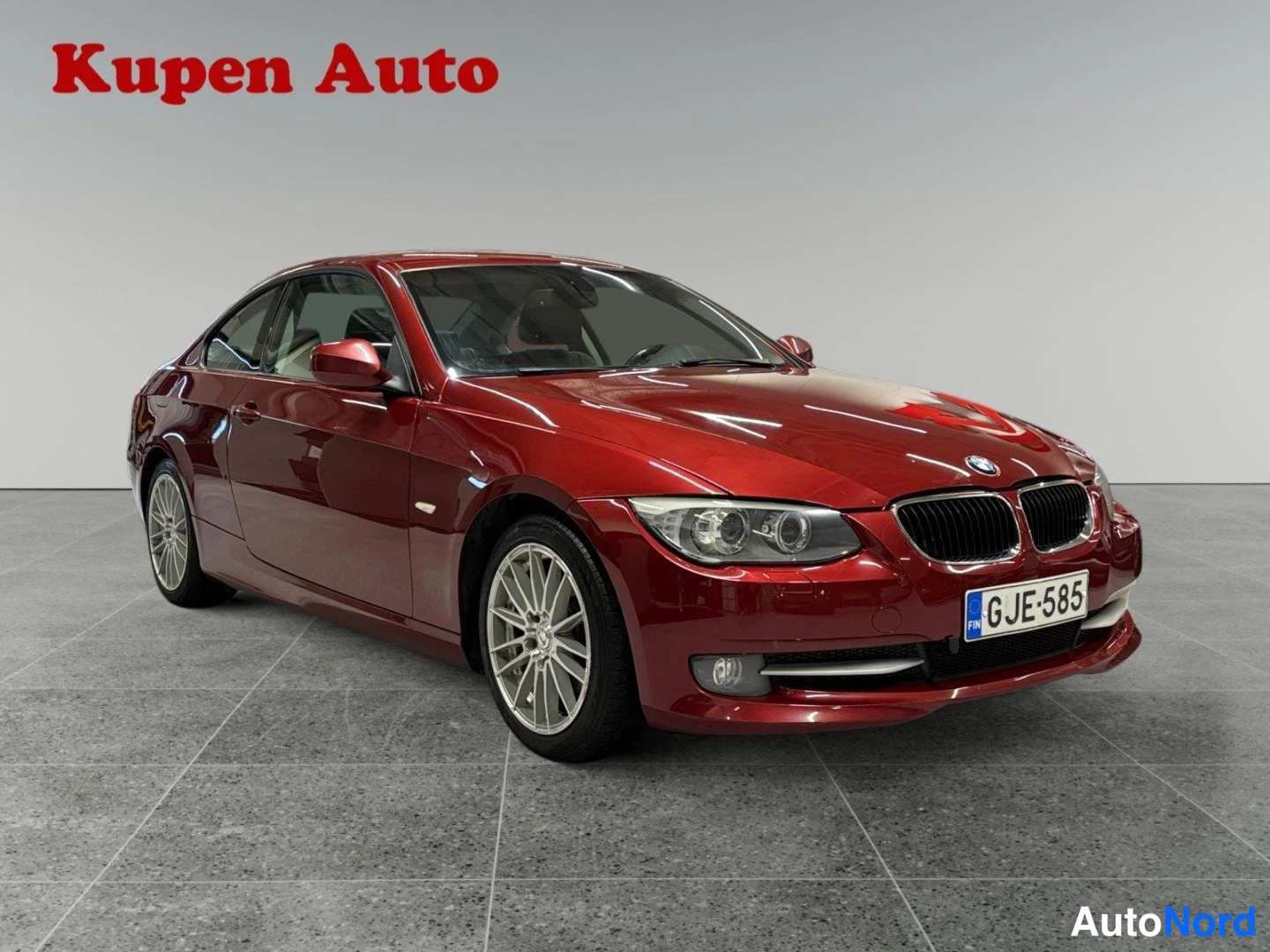 Punainen BMW 320d 2011, etuviisto, keula oikealle, kuva 2