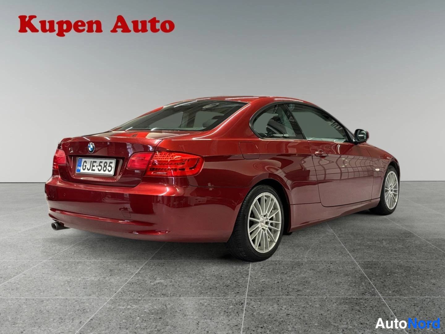 Punainen BMW 320d 2011, takaviisto, kuva 4