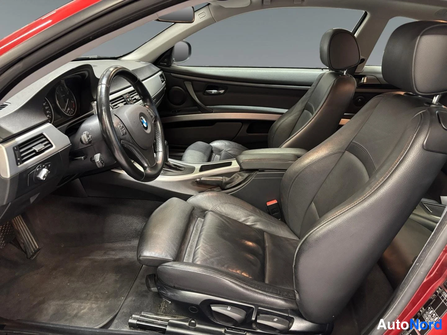 Punainen BMW 320d 2011, kuva 6
