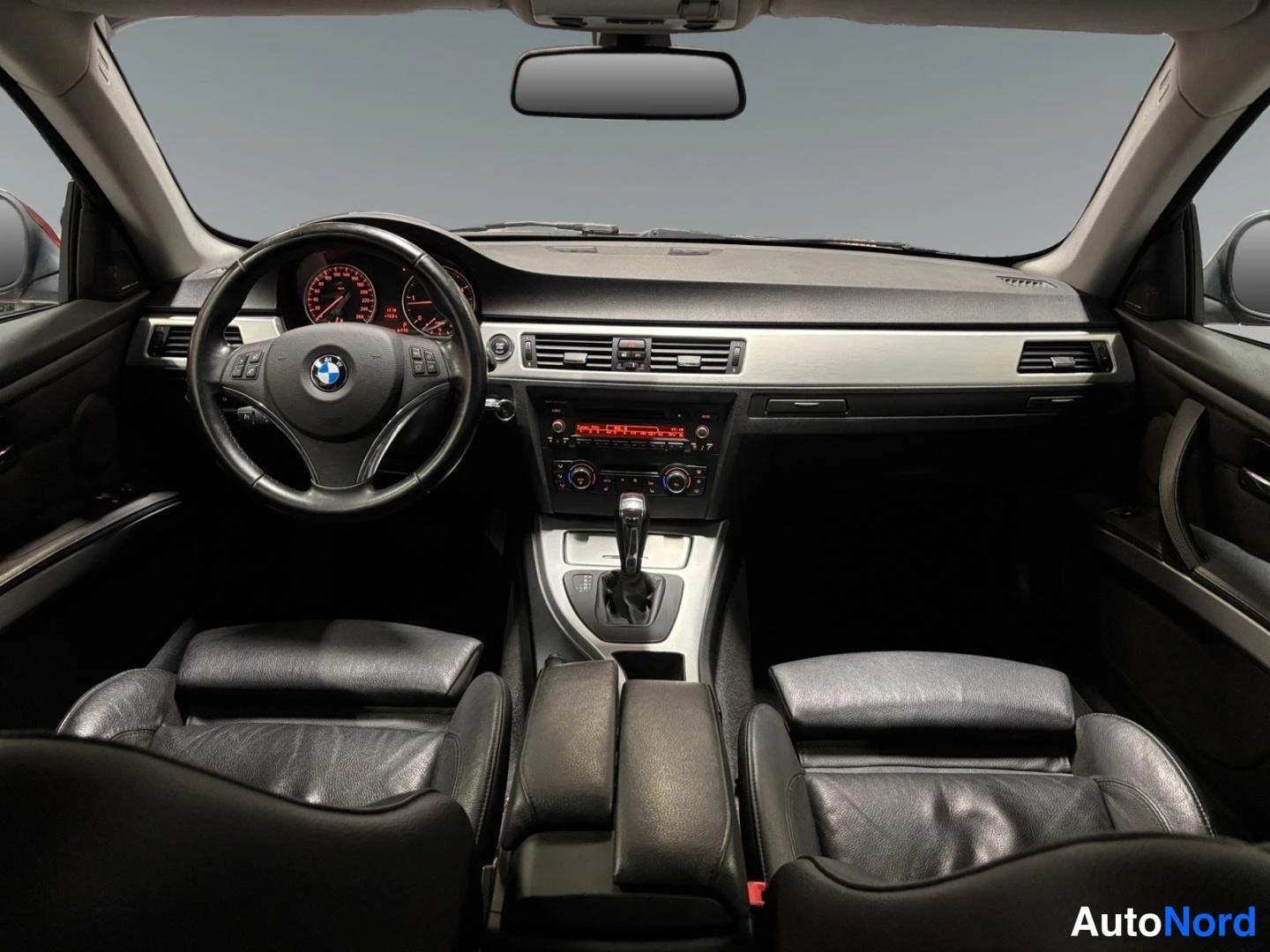 Punainen BMW 320d 2011, kuva 9