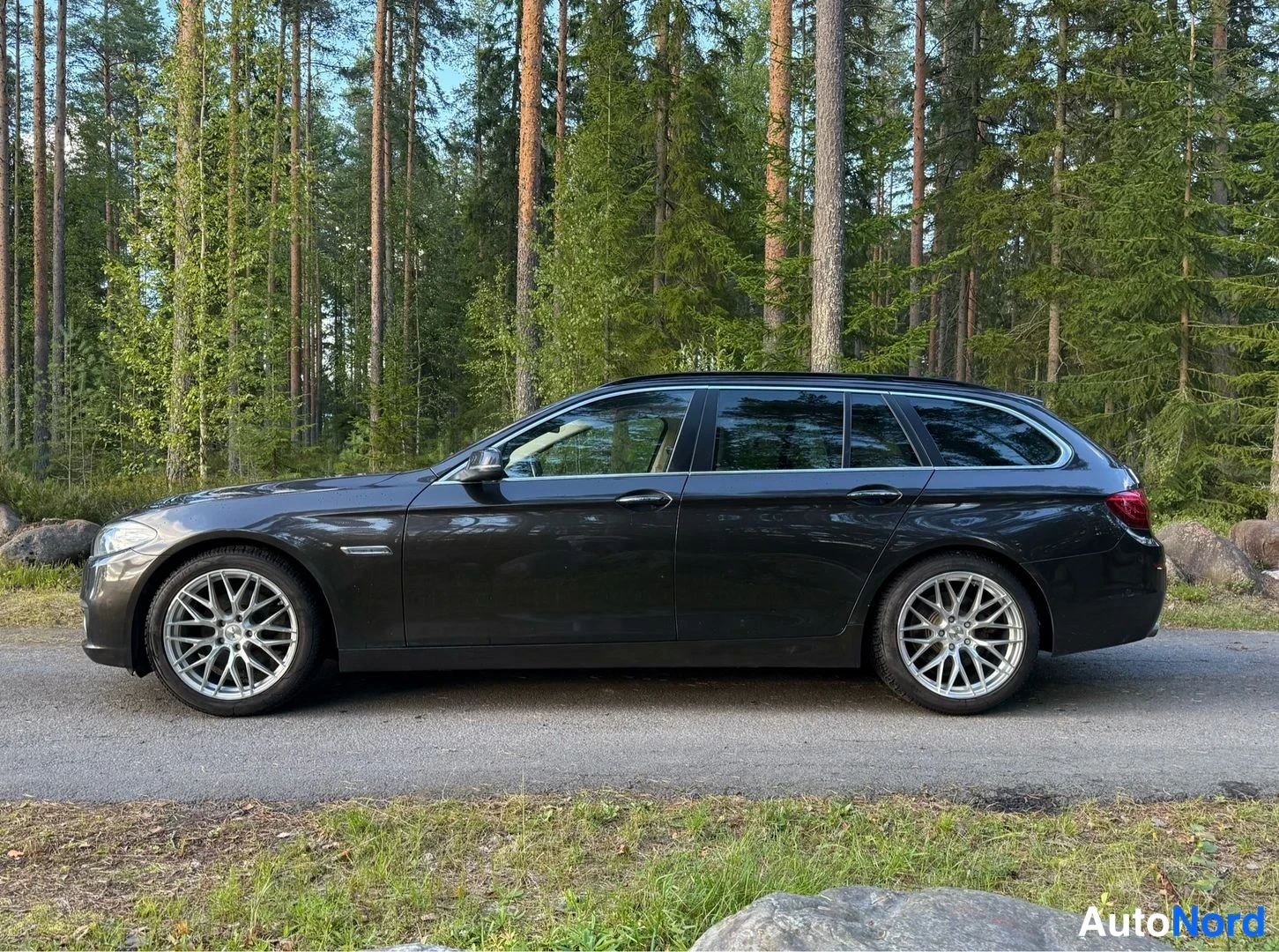 Ruskea BMW 520d xDrive 2015, sivulta, kuva 4