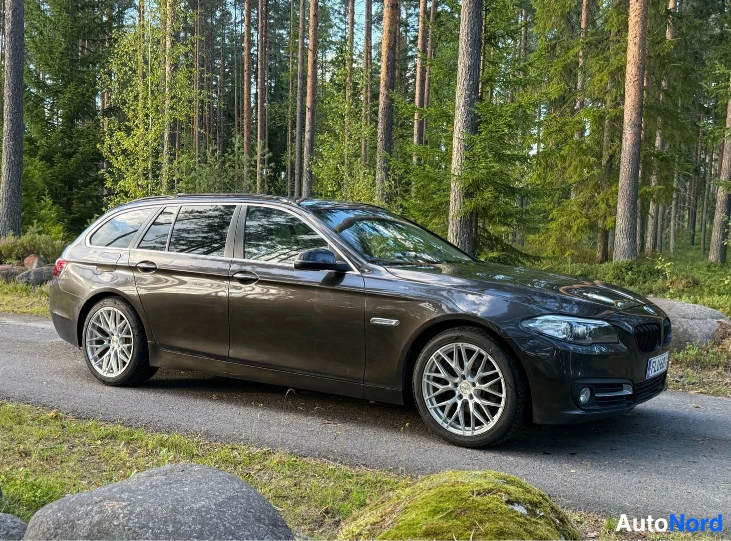 Ruskea BMW 520d xDrive 2015, etuviisto, keula oikealle, kuva 2