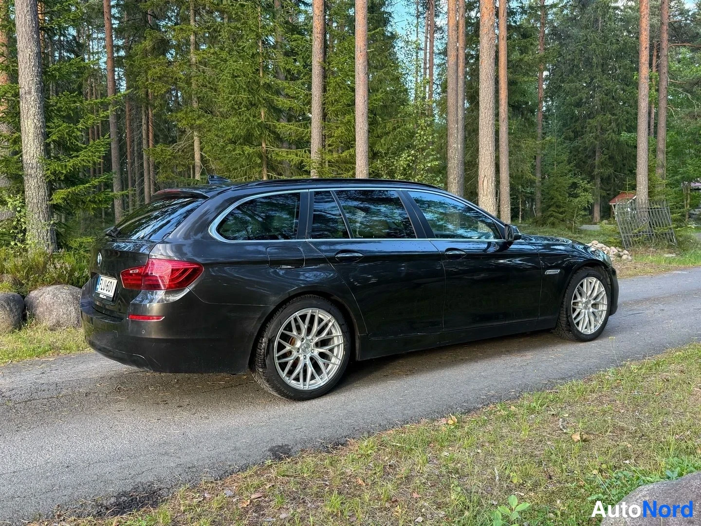 Ruskea BMW 520d xDrive 2015, takaviisto, kuva 7
