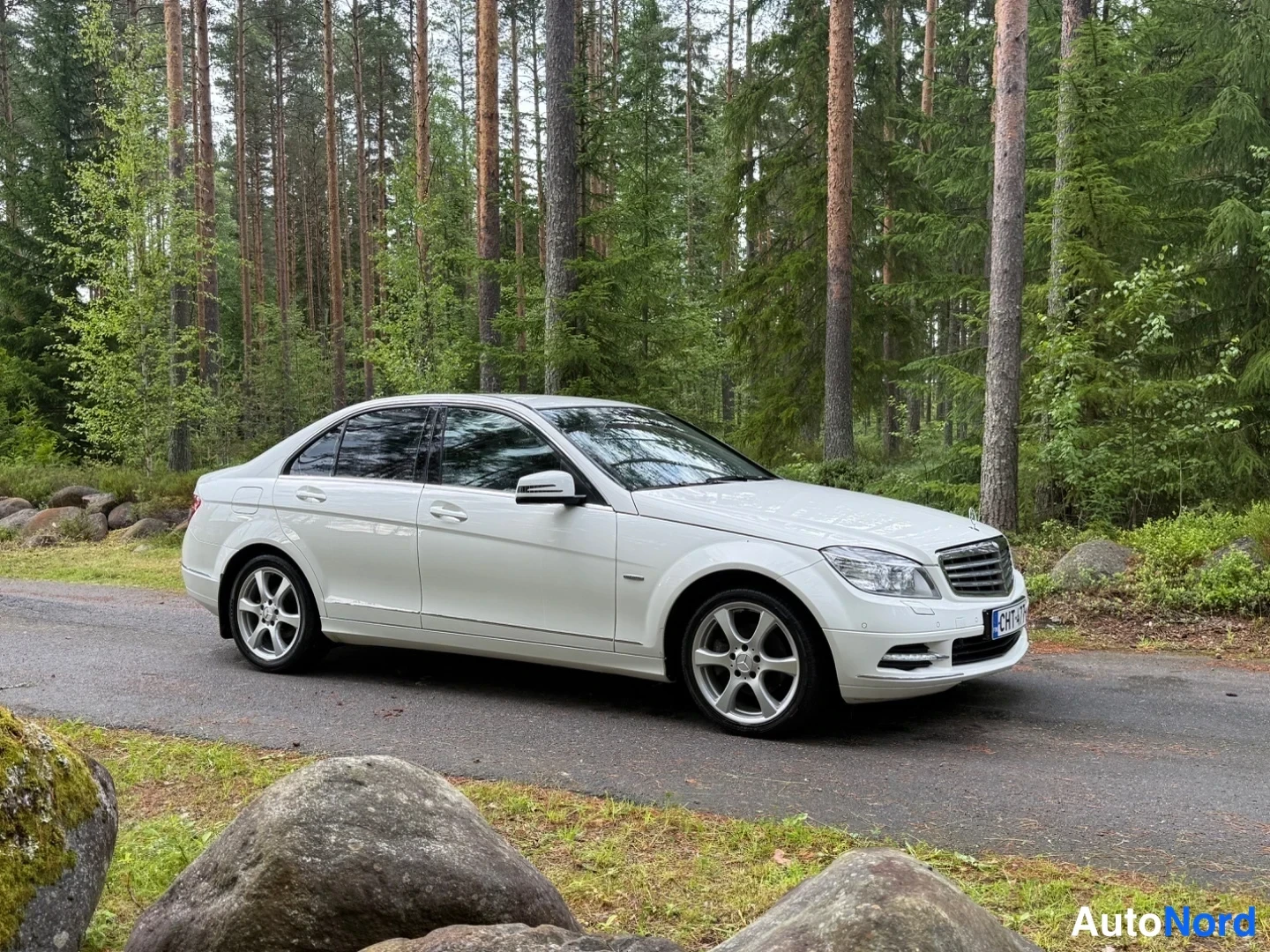 Valkoinen Mercedes-Benz C 180 2011, etuviisto, keula oikealle, kuva 2