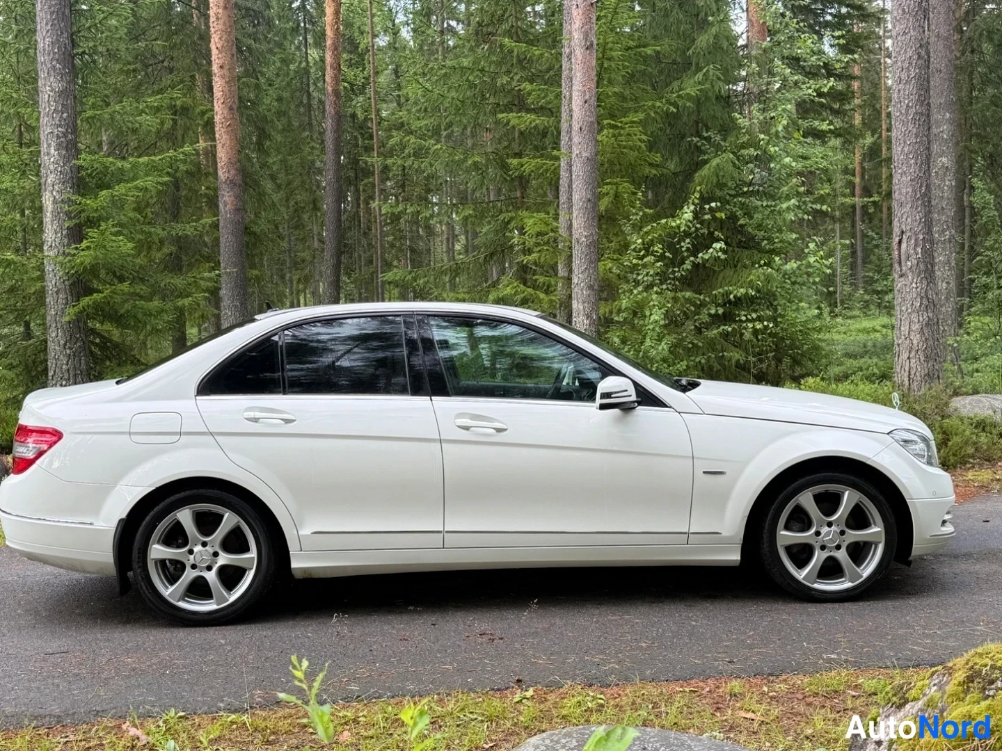 Valkoinen Mercedes-Benz C 180 2011, etuviisto, keula oikealle, kuva 3