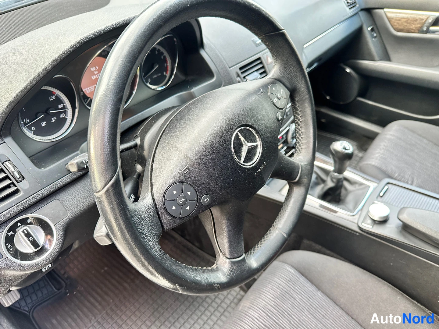 Valkoinen Mercedes-Benz C 180 2011, kuva 12