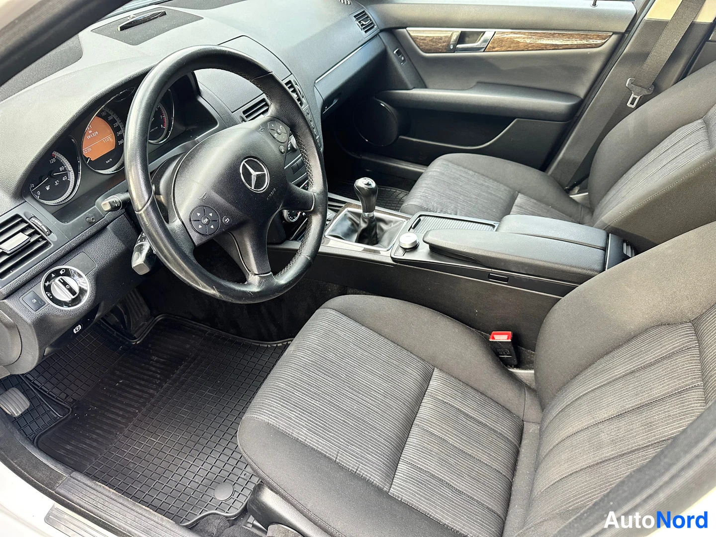 Valkoinen Mercedes-Benz C 180 2011, kuva 9
