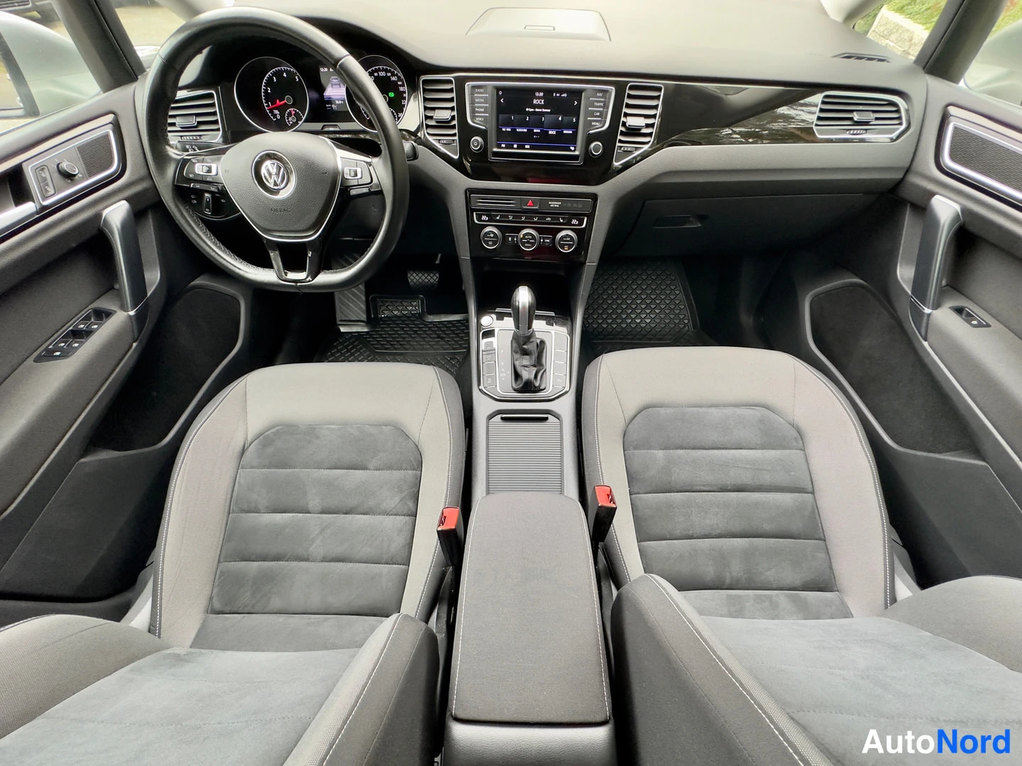 Harmaa Volkswagen Golf Sportsvan 2017, kuva 11